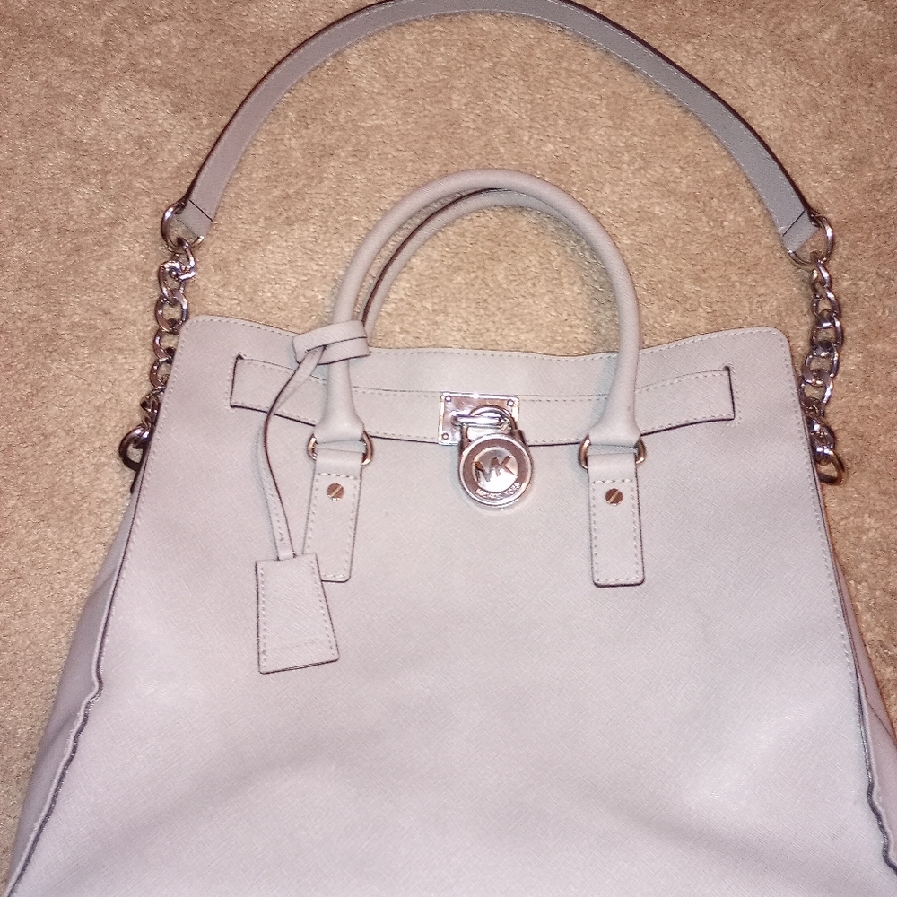 Michael kors Large women's Purse.. excellent condition...